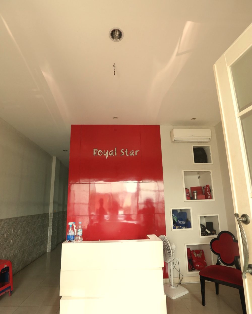 Resepsionis kantor Royal Star di Bandengan, Jakarta